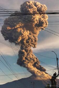 フィリピン火山から噴煙、上空4000メートルに到達 写真4枚 国際