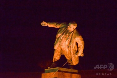 住民が巨大レーニン像引き倒す、ウクライナ東部ハリコフ 写真11枚 国際