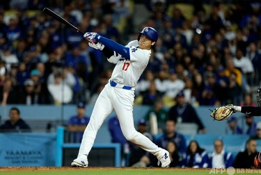 大谷がドジャース移籍後初本塁打、ファンキャッチのボールも確保 写真