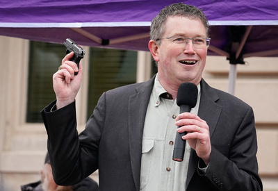 サンタに「弾ちょうだい」 銃持った家族写真投稿 米議員に非難殺到