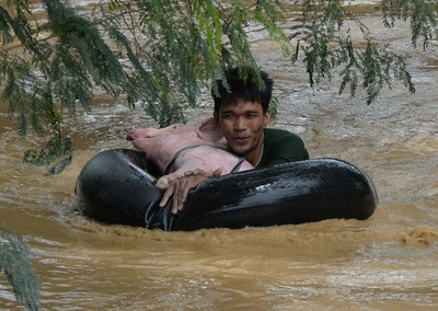台風24号直撃のフィリピン、洪水で取り残された人も 避難6万人超