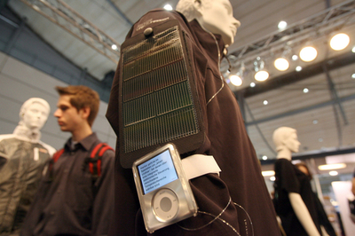 走りながら充電も可能、CeBITに太陽パネル付き腕パッド登場