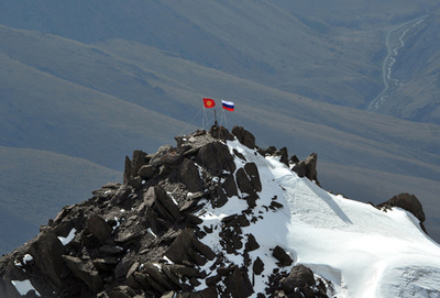 「プーチン峰」にウクライナ国旗、警察が捜査 キルギス