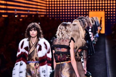 「フェンディ」16/17年秋冬コレクション