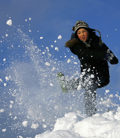 雪をキック！寒波で学校は3日間の休校 英国