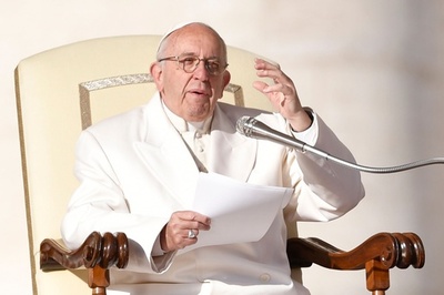 ローマ法王、「禁断の果実」になぞらえ「偽ニュース」の誘惑に警告