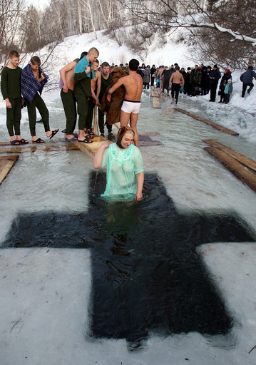 キリストの洗礼を記念する「神現祭」開催 - ロシア