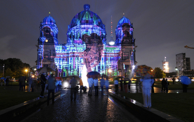 ベルリン大聖堂をカンバスに浮かび上がる、光の幻想世界