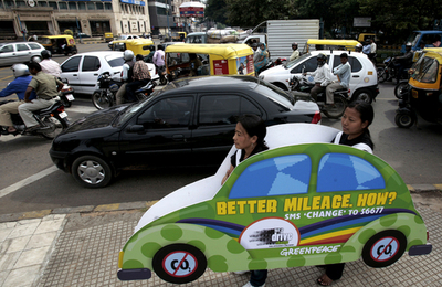印グリーンピース、紙製の車で燃費提言を訴え