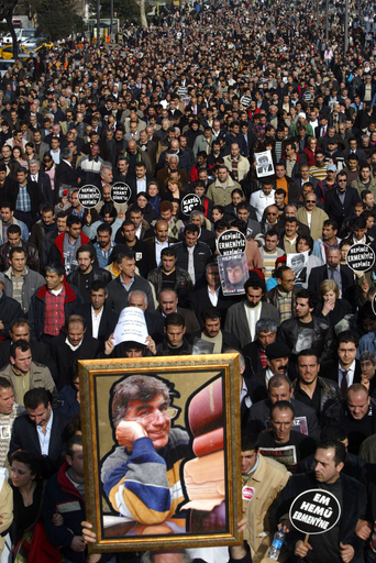 射殺されたアルメニア系ジャーナリスト、葬儀に10万人以上が参列 - トルコ