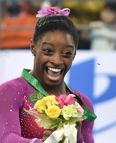 ハチが表彰式で女王バイルスを襲撃、世界体操