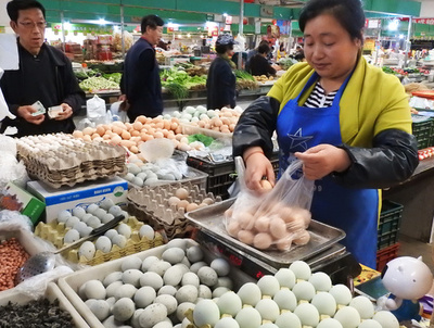 猛暑で「ミサイル卵」? 中国で鶏卵価格値上がり