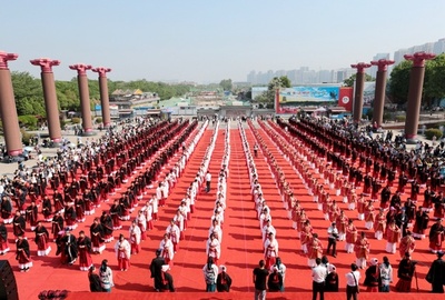 漢服姿で伝統的な成人式 西安の高校生