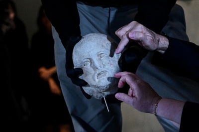 パルテノン神殿の破片、ギリシャに返還 バチカン