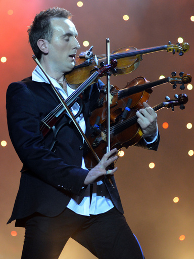 神業？4つのバイオリンを同時に演奏、ウクライナ