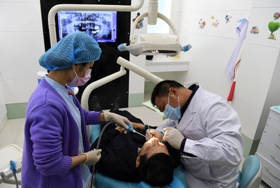 政府の規制策は価格抑制の決め手となるか？ 高額インプラントに悩む中国