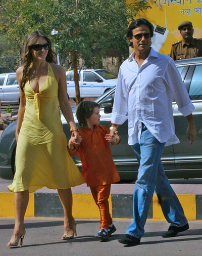 エリザベス・ハーレー夫妻 挙式から一夜明けムンバイへ出発 - インド