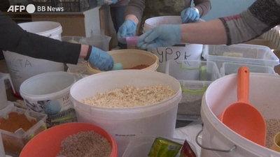 字幕:前線で食べられる即席ボルシチ、市民が用意 ウクライナ
