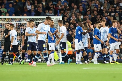 ウクライナ支援のエバートンファンがPKキッカーに、D・キーウとの親善試合