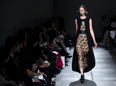 柿の木をドレスの生地に 日本人デザイナーの素材へのこだわり