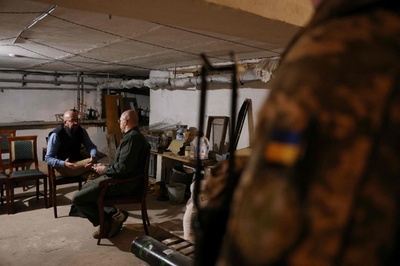 EU大統領、ウクライナ電撃訪問 会談中にミサイル攻撃で避難