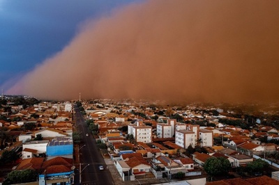 街をのみ込む砂嵐 ブラジル南東部