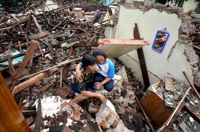 ＜ジャワ島中部地震＞生存者の捜索が続く - インドネシア