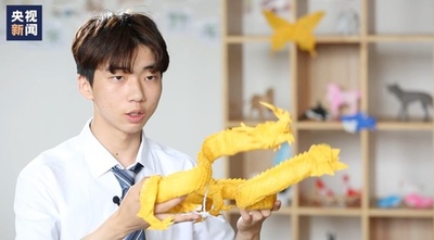 187日で1400枚以上のうろこ  中国の少年が折り紙の「竜」を完成