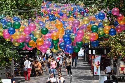 頭上彩る3000個の風船、足元にもカラフルな影 仏パリ