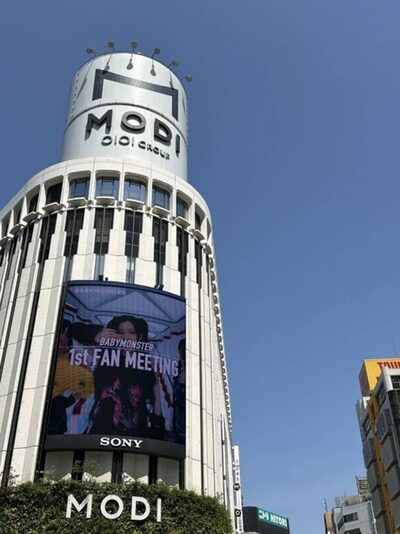 BABYMONSTER、渋谷の電光掲示板を飾る「グローバルなマーク」