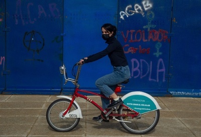 アフガン難民女性、歓迎パレード参加 自転車で行進 メキシコ