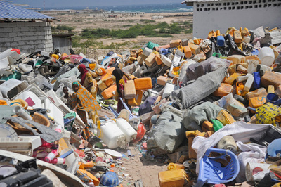 「ゴミの山の中で奪われるもの」