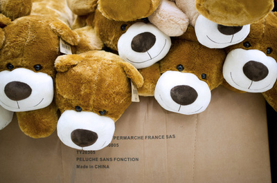 迷子のテディベア数百体、英空港が持ち主捜しキャンペーン