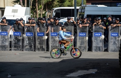 トルコ、新たに政府職員1万人余を粛清 メディア閉鎖や大学介入も
