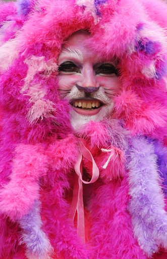 ドイツのカーニバル、ド派手な仮装で大にぎわい