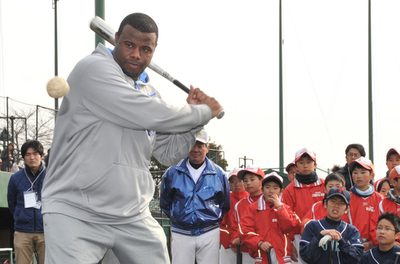 元マリナーズのケン・グリフィー氏が野球教室