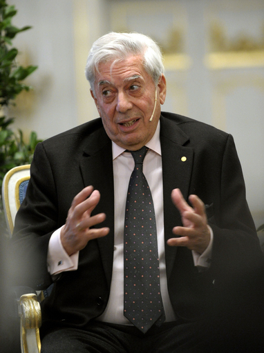 「過度の透明性には危険も」、ノーベル文学賞のバルガス・リョサ氏