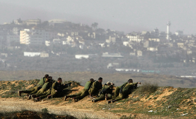 イスラエル軍の戦車など、ガザ地区との境界沿いに集結