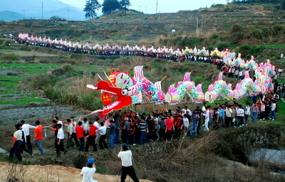 なが～い紙製の竜、中国・福建省を練り歩く