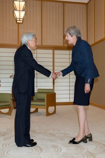 メイ英首相、皇居で天皇陛下と会見