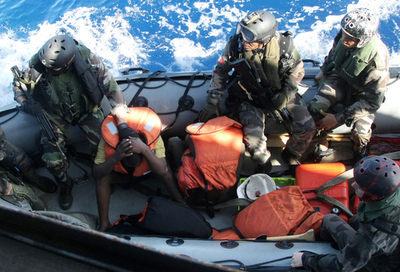 ソマリア海賊とみられる14人を拘束、新たにパキスタン船乗っ取りか