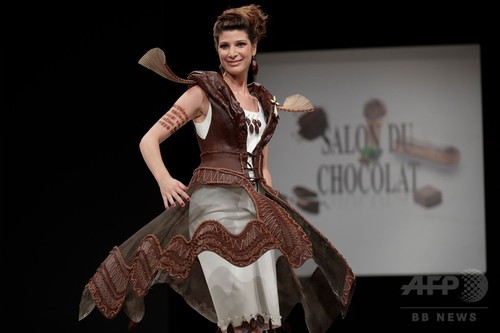 仏パリで、チョコレートドレスのファッションショー