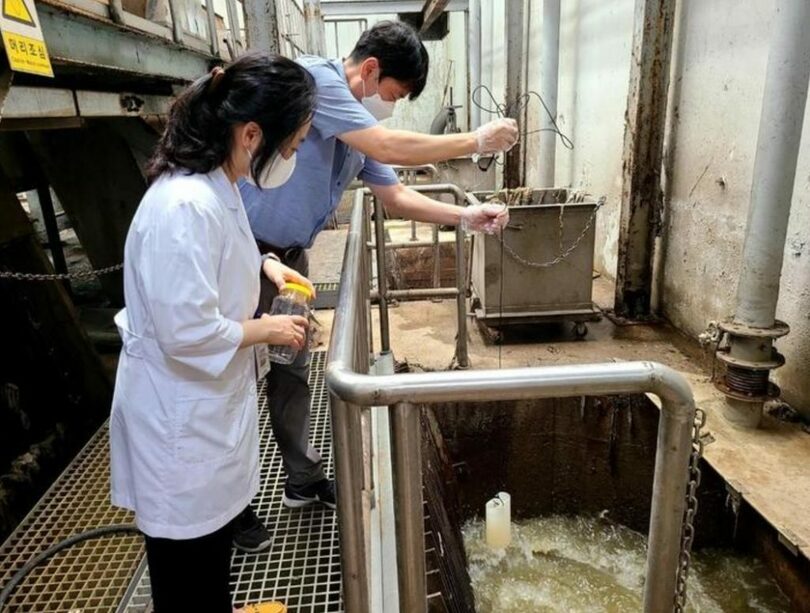 下水処理場の流入水サンプルを採取する研究者（写真=疾病管理庁提供）(c)NEWSIS