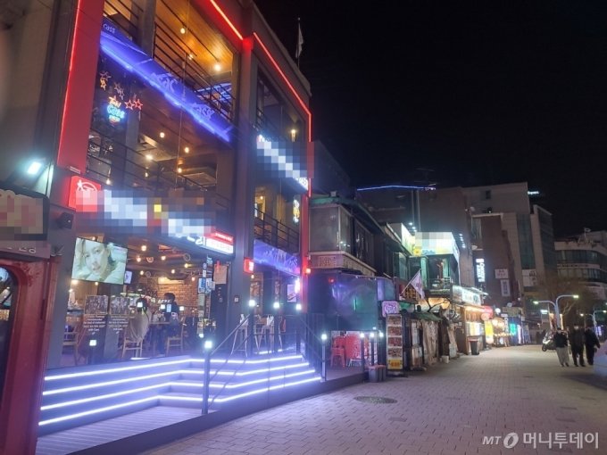 営業時間が延長された4日、真夜中が近い時間、弘益大前の飲食店は営業を続けていた(c)MONEYTODAY