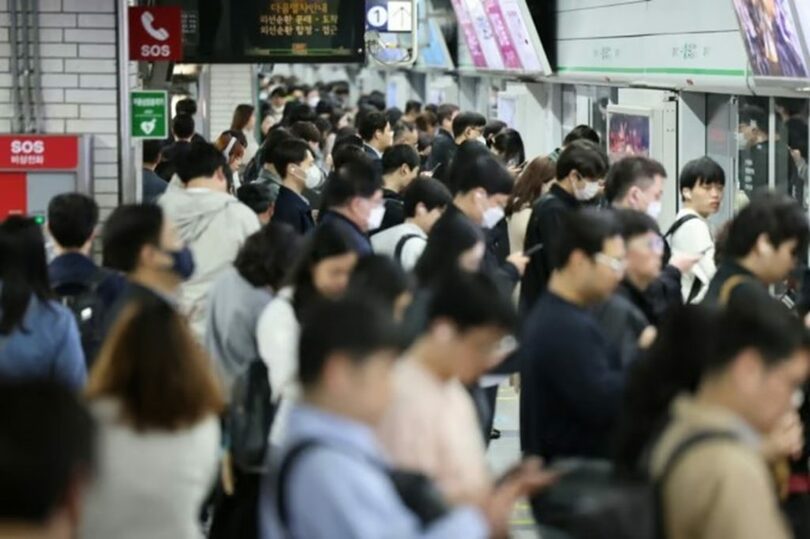 出勤ラッシュで混雑するソウル・永登浦区の新道林駅(c)MONEYTODAY