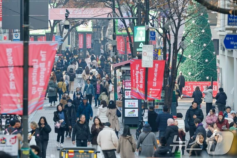 2025年12月7日、観光客で賑わうソウル・明洞の街並み(c)news1