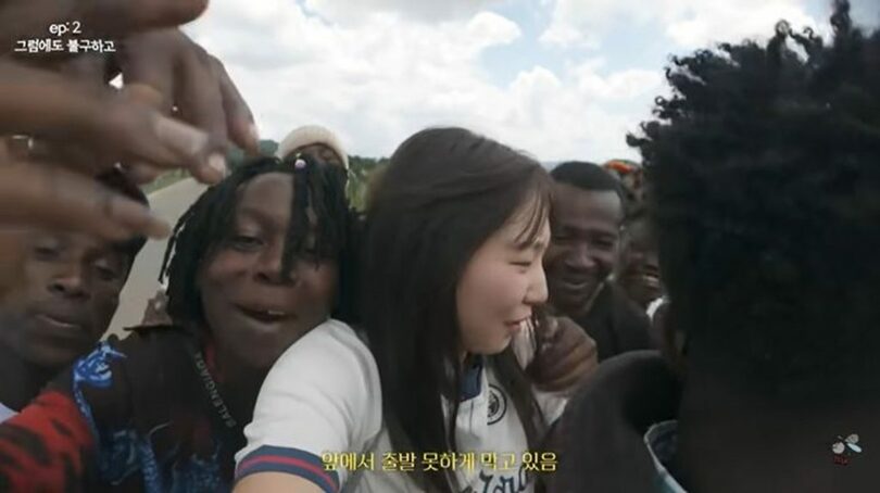 タンザニアを一人で旅行中、現地の男性らに囲まれて困惑する韓国人旅行ユーチューバー「モルヌンジ」＝ユーチューブ画面キャプチャ(c)NEWSIS