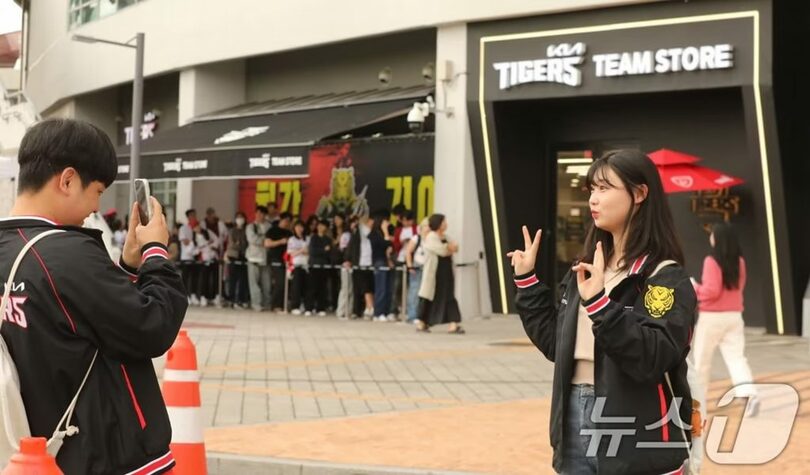 プロ野球韓国シリーズ会場前で記念撮影するファンたち(c)news1