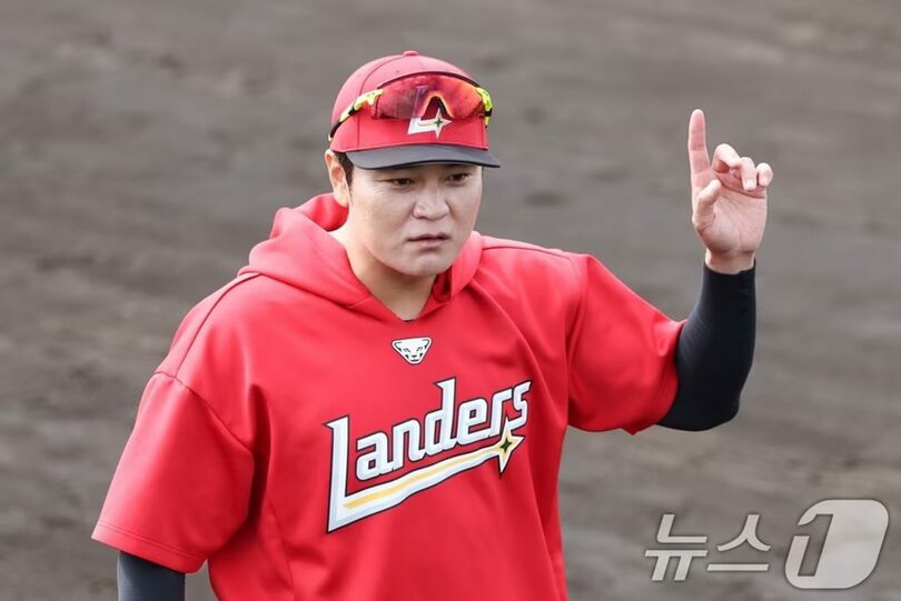 沖縄での練習試合を前に選手を指導するチュ・シンス(c)news1