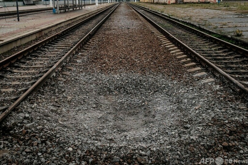 奪還した鉄道拠点 沈黙する駅を守るウクライナ兵
